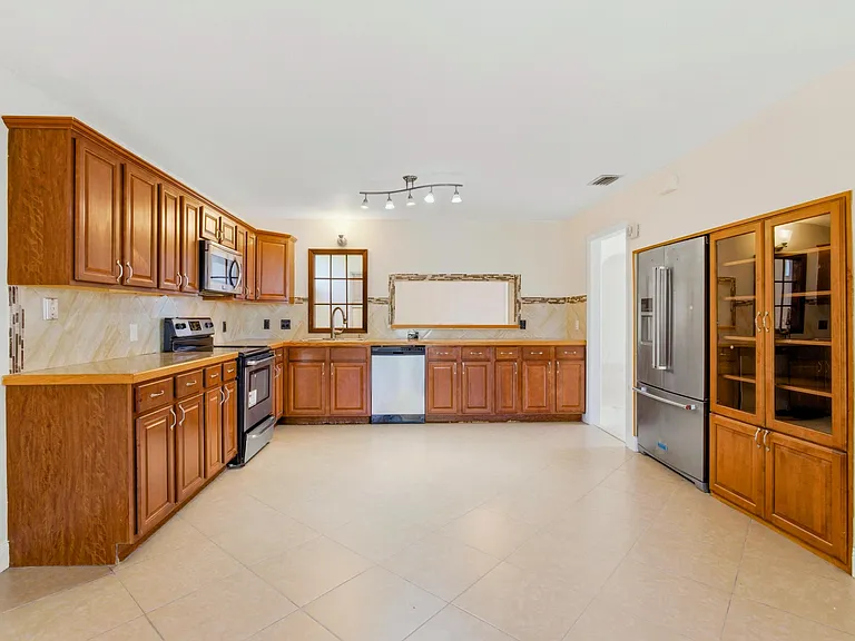 1235 Sussex St — Photo 14