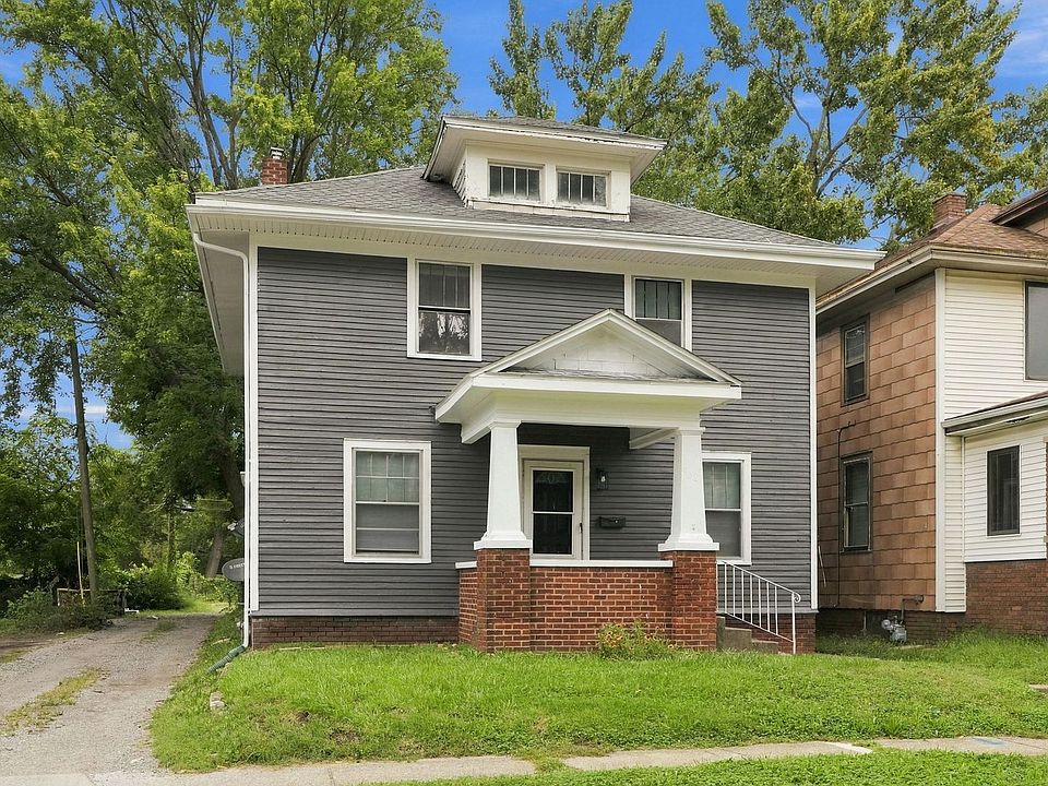 1st image of 928 W Dewald St