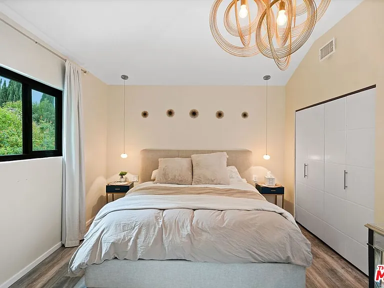 6558 Lasaine Ave — Photo 8