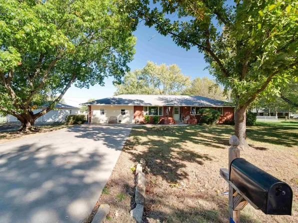 6050 SE 44th St, Tecumseh, KS 66542