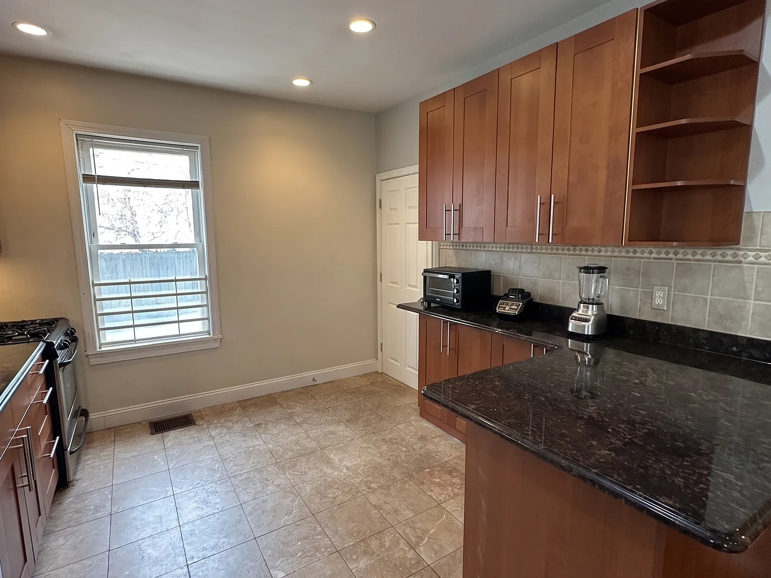4 bed, 1296 sqft, $3,400 — Photo 2