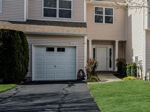 203 Bayberry Path, Riverhead, NY 11901