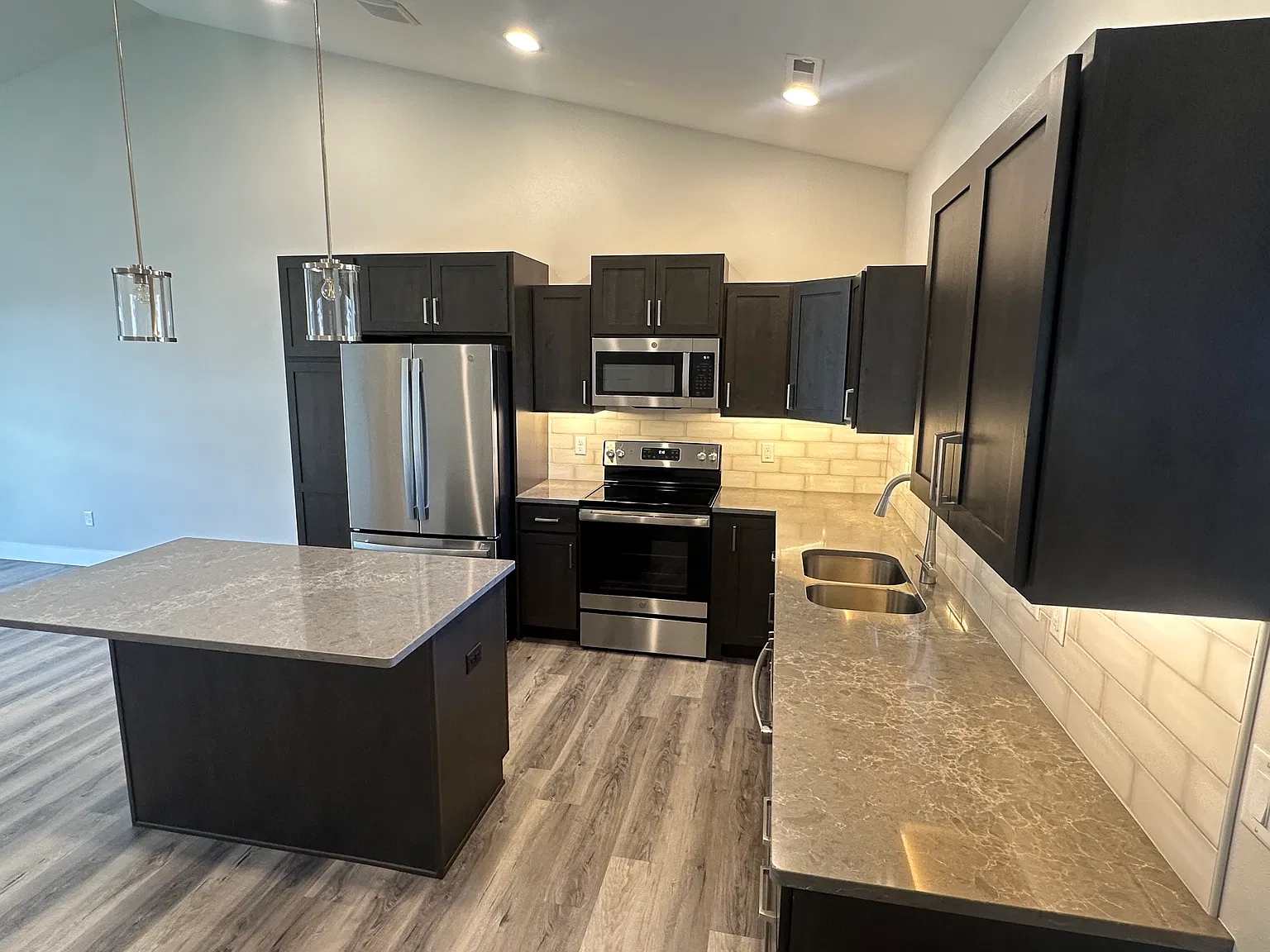 2 bed, 1063 sqft, $2,100 — Photo 3
