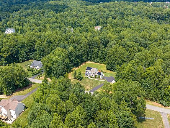 3rd image of 40 Boxwood Dr
