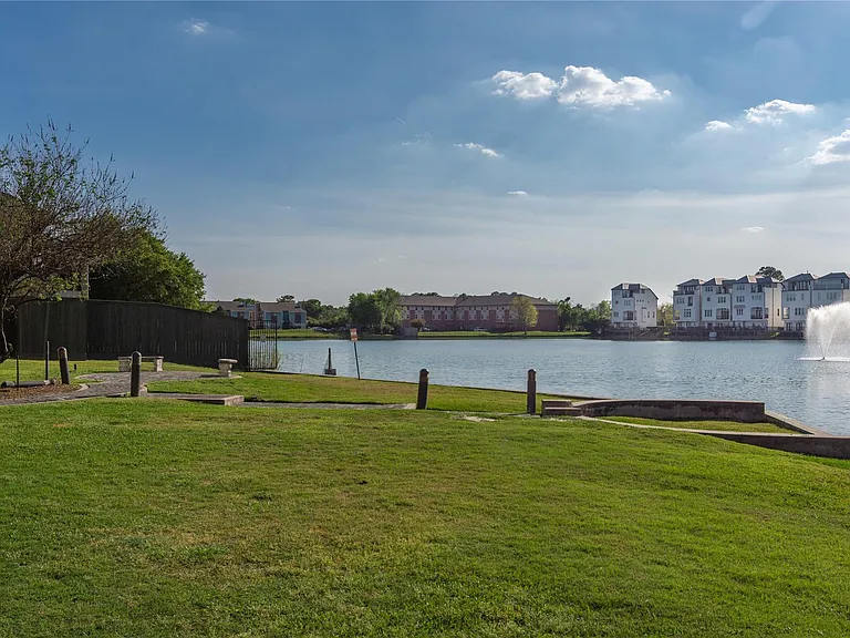 8817 Lakeshore Bend Dr — Photo 35