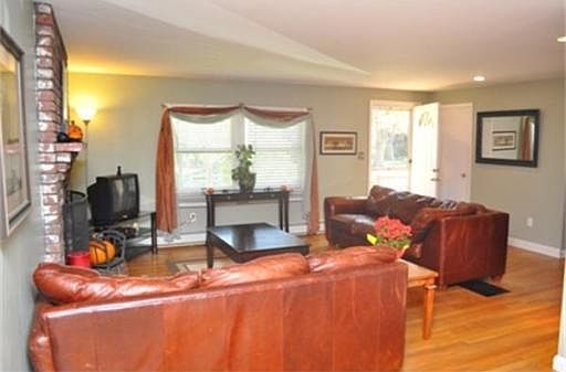 5th image of 38 Stockholm Ave