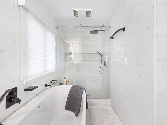 3rd image of 18 Carriage Way N