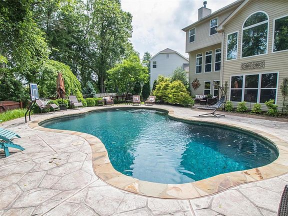 Pool goes from 3' - 7'!