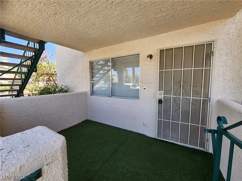 2 bed, 2.0 bath, 912 sqft, $1,300 — Photo 3