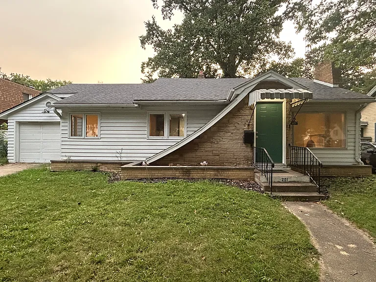 201 S Walnut St — Photo 3