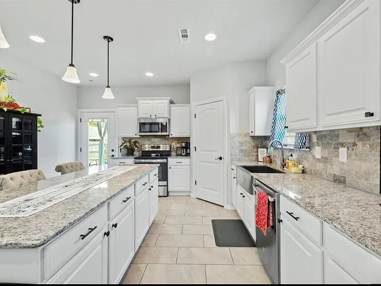 910 Hancock St — Photo 9