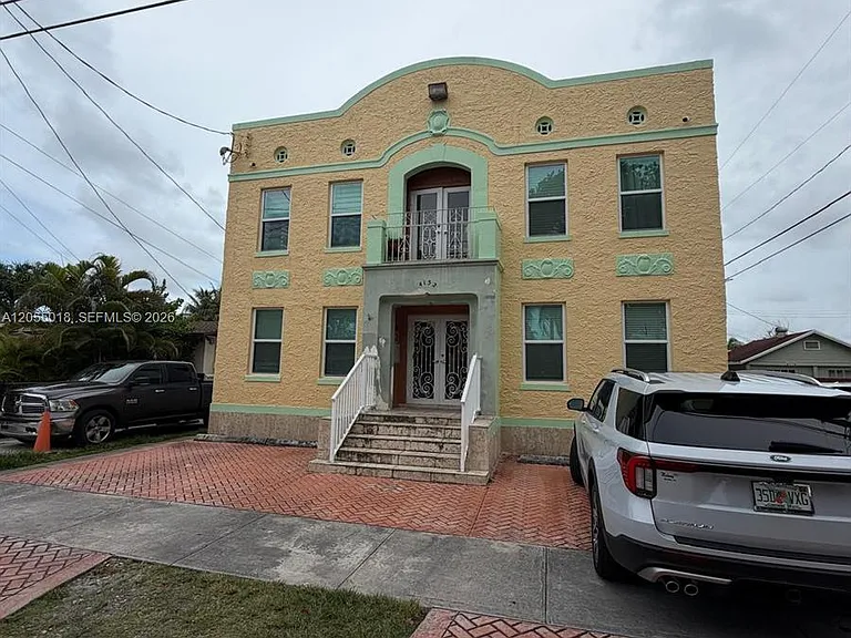 4152 SW 13th St #7 — Photo 1
