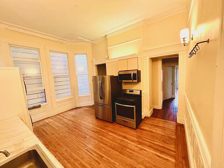 Kitchen (angle 1)
14' W x 16' 8" L
Large & Bright
Valuted ceiling