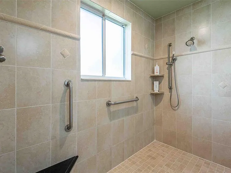 6605 Stonington Dr N — Photo 41