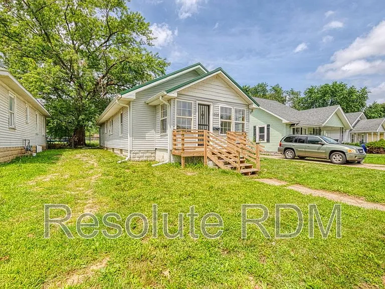 1308 E Taylor St — Photo 3