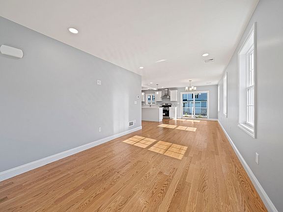 5th image of 18 Toscano Way #B