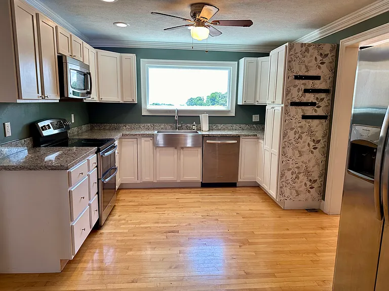 Grandview Dr — Photo 3
