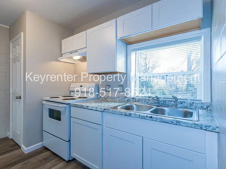 N Lewis Pl Triplex — Photo 10