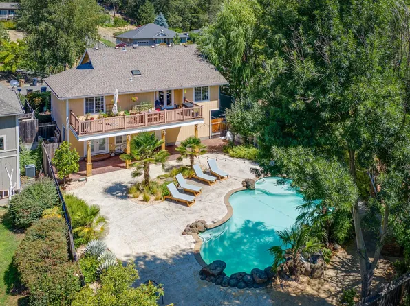 761 NE Dewey Dr, Grants Pass, OR 97526