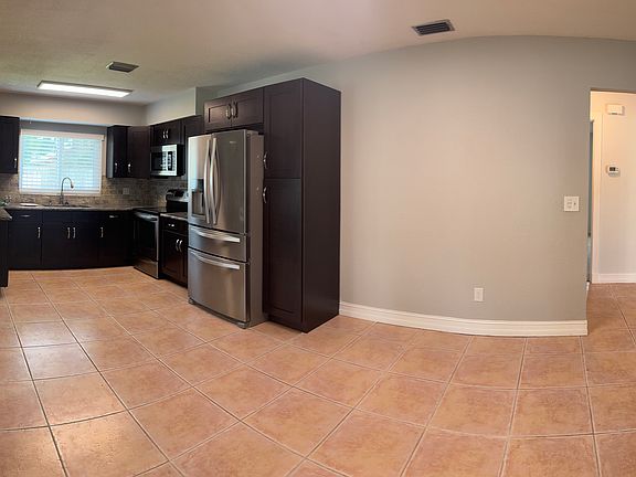 4th image of 804 Wildwood Cir