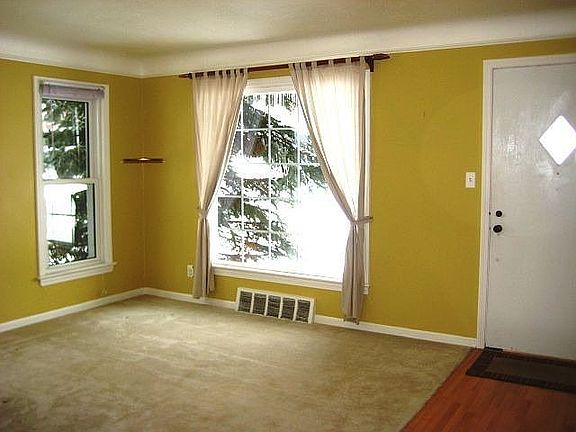 INVITING LIVING ROOM