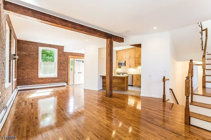 3 bed, 2.5 bath, 1900 sqft, $6,350 — Photo 4