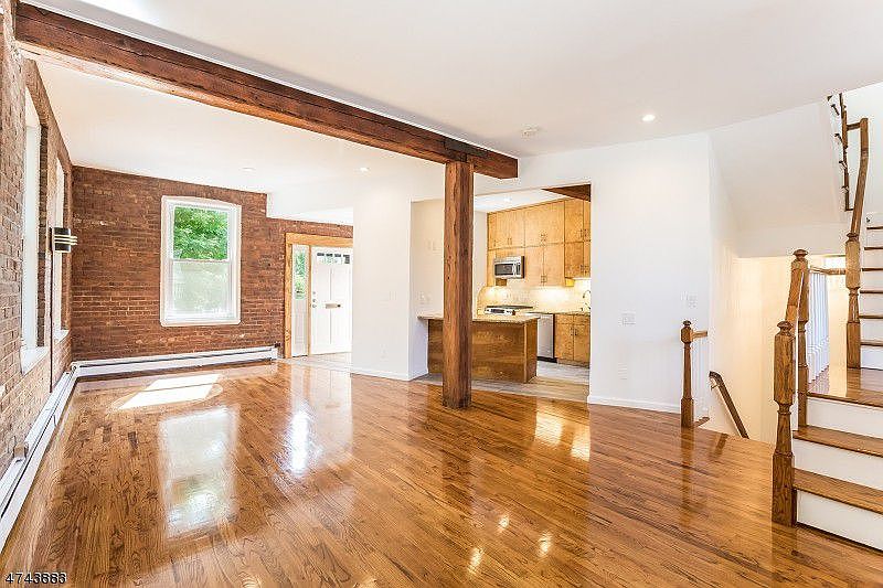 1st image of 152 Pine St