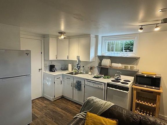 Fully stocked kitchen with DW.