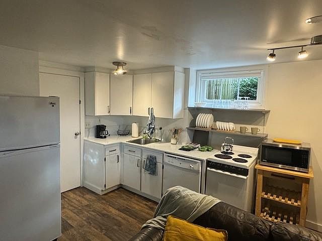 Fully stocked kitchen with DW.