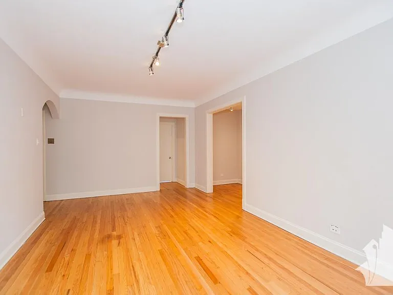 2325 N Rockwell St #2B — Photo 3