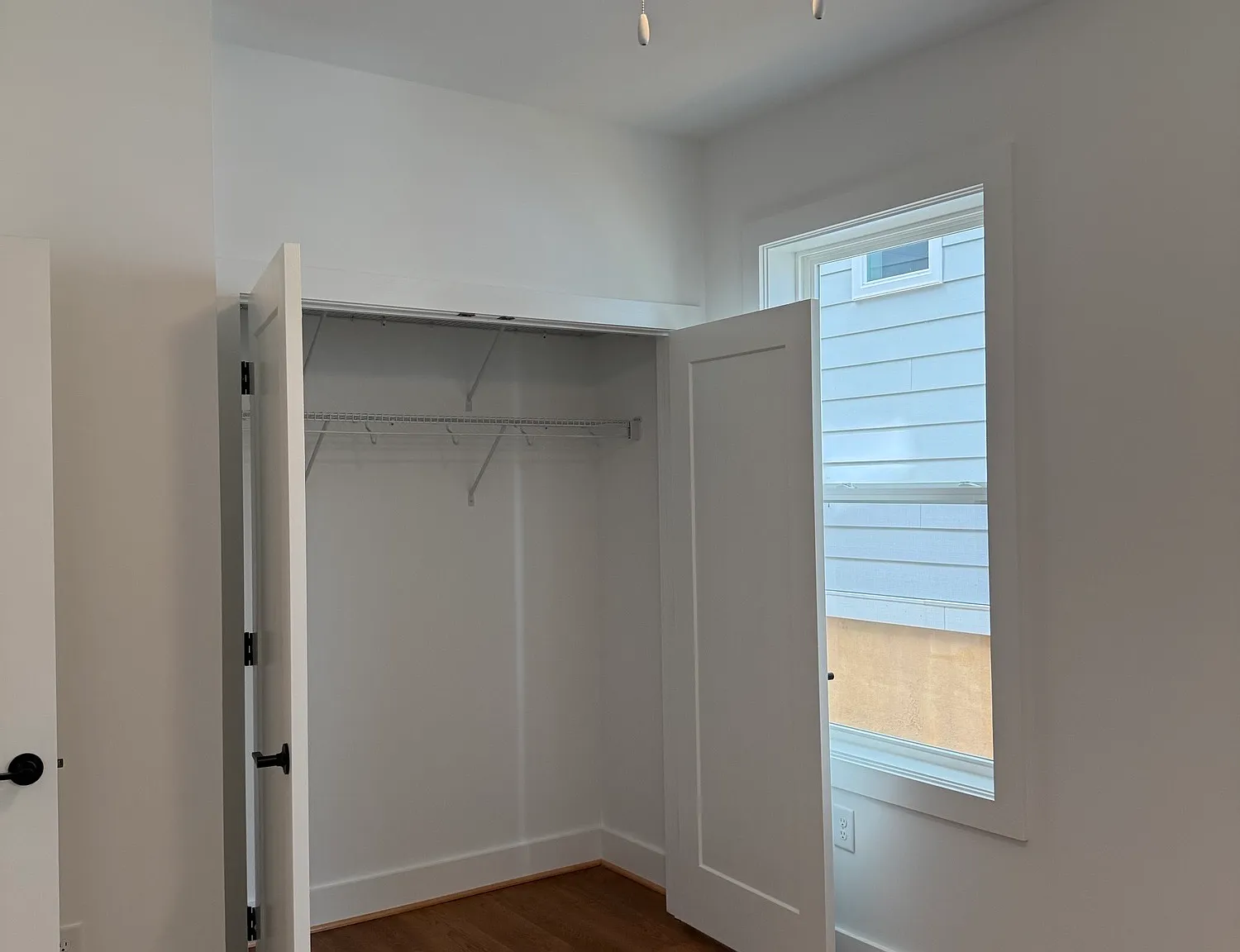 2 bed, 1050 sqft, $1,952 — Photo 2