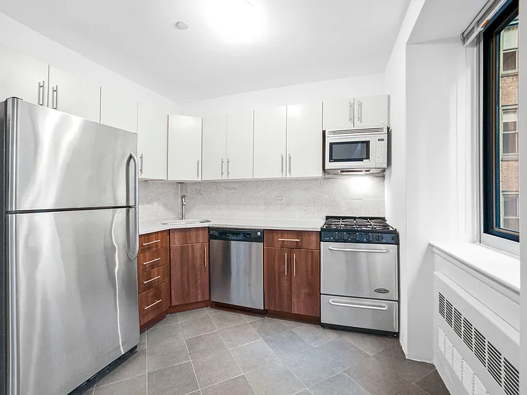31 W 17th St #5 — Photo 7