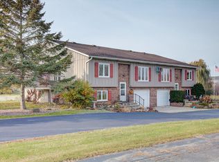 304 Manchester Ln, Hartland, WI 53029