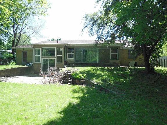 3rd image of 211 Sunnybrook Ct