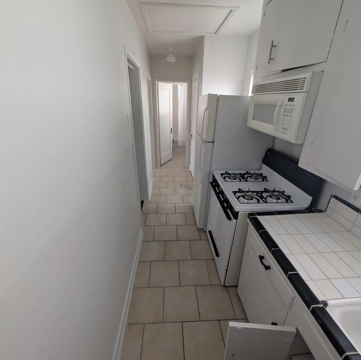 1 bed, 1.0 bath, 4352 sqft, $1,050 — Photo 3