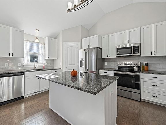 5th image of 2207 Pike St