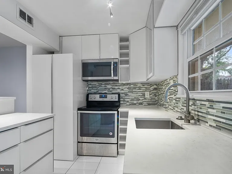 350 James St — Photo 7