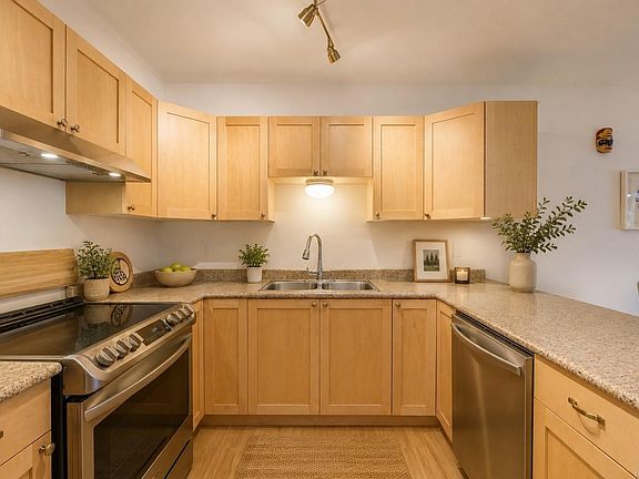 3rd image of 1553 Larch Rd Unit 2