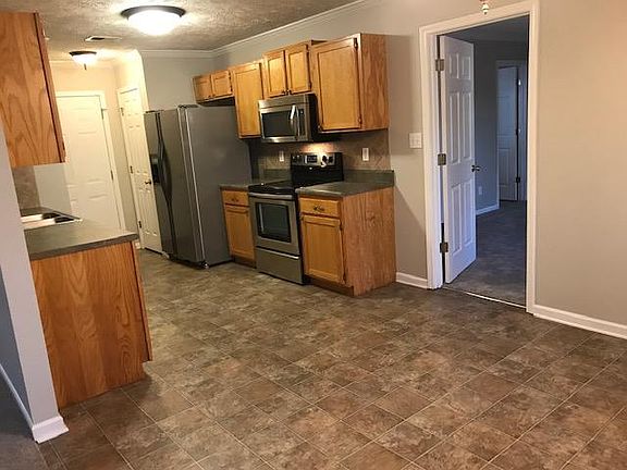 Kitchen w/Pantry & Door to MaBr