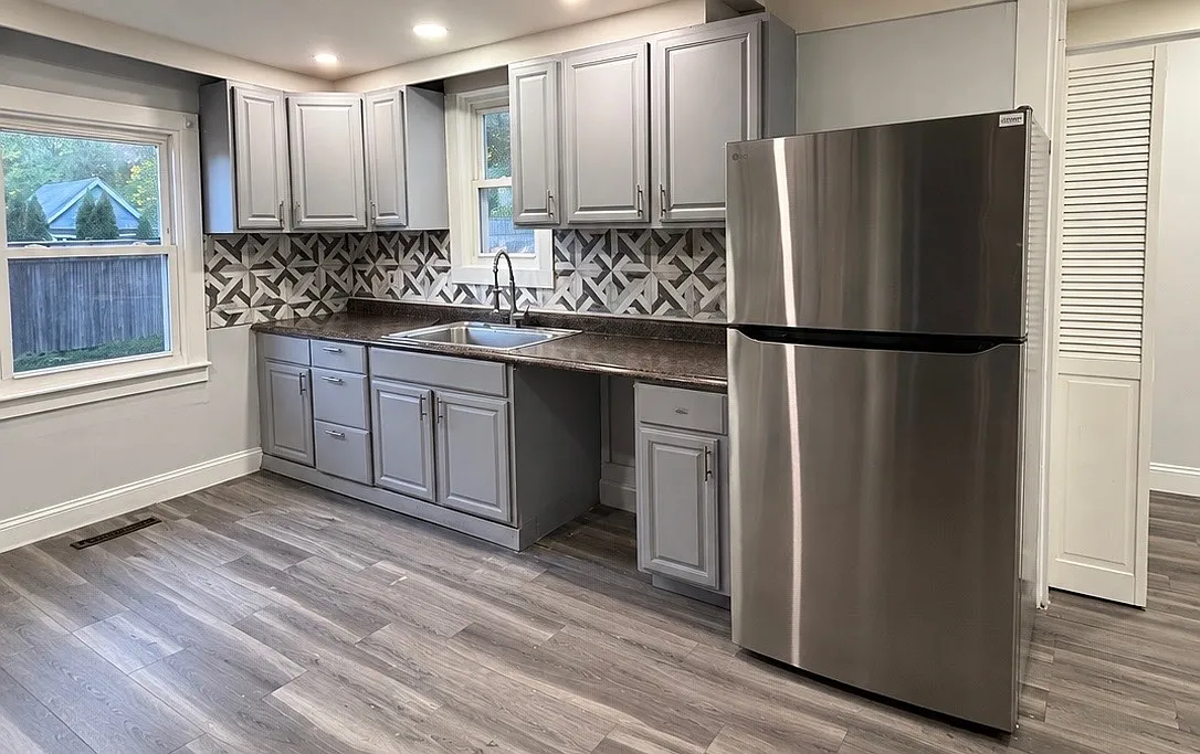 3 bed, 1050 sqft, $2,100 — Photo 1