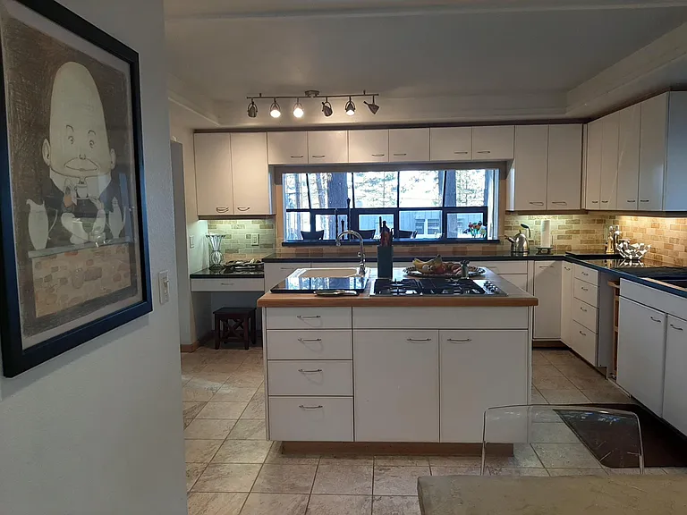 1055 Skyland Dr — Photo 10