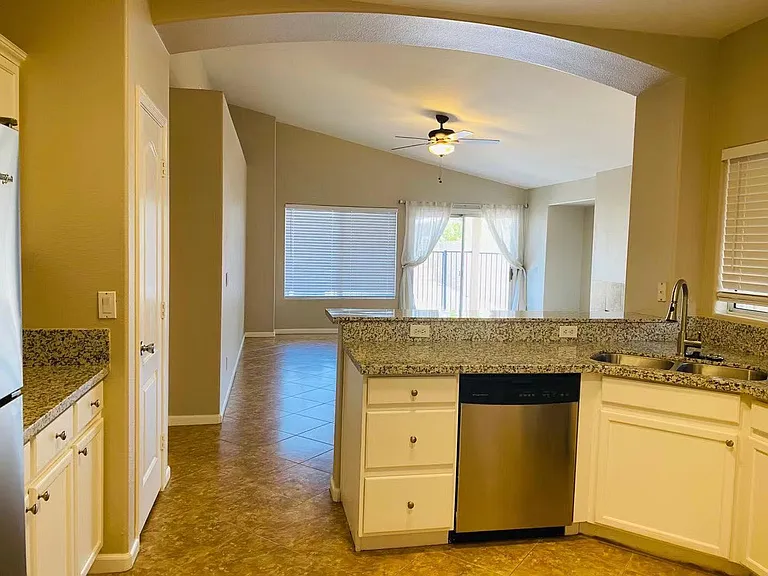 8618 W Paradise Dr — Photo 12