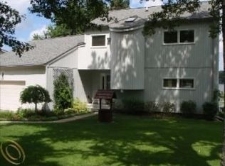 1036 Lakeview Dr, Wolverine Lake, MI 48390