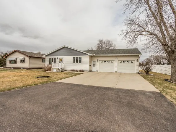 703 E Maple St, Parkston, SD 57366