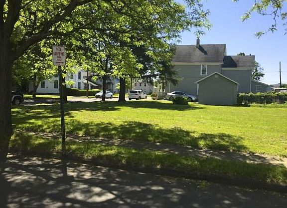 5th image of 459 Oak St