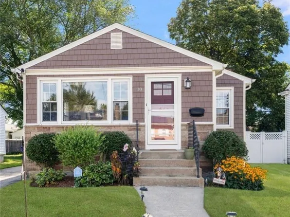 18 Pine St, North Providence, RI 02911