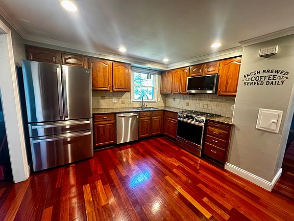 3rd image of 8331 Barton Dr