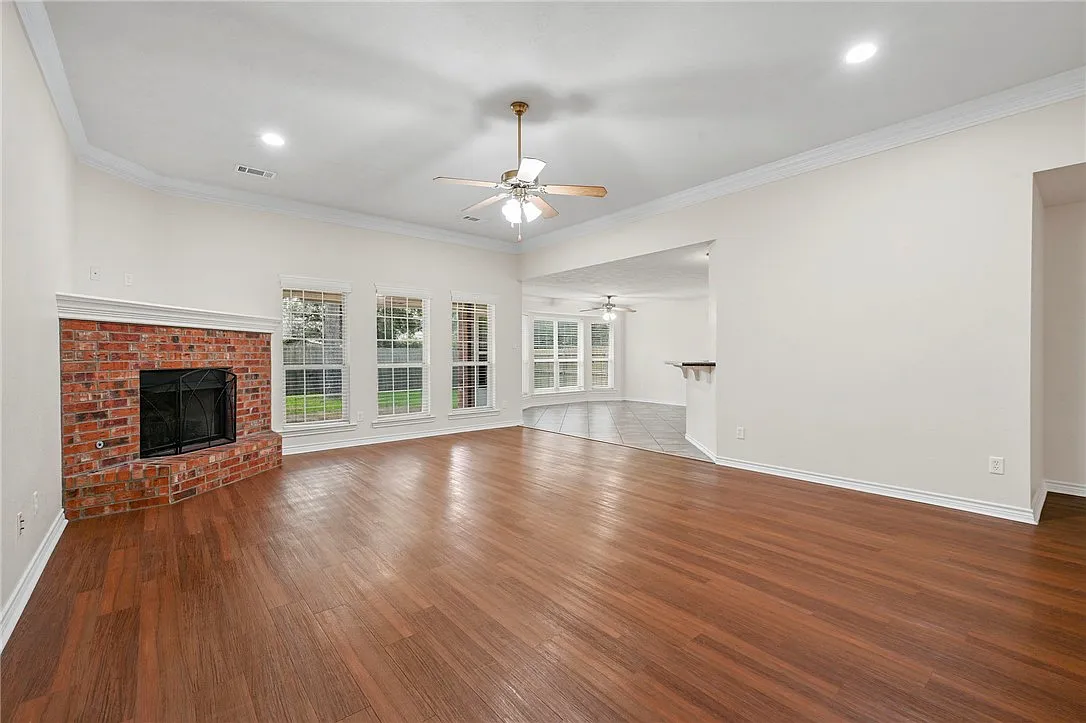 4 bed, 2077 sqft, $2,600 — Photo 2