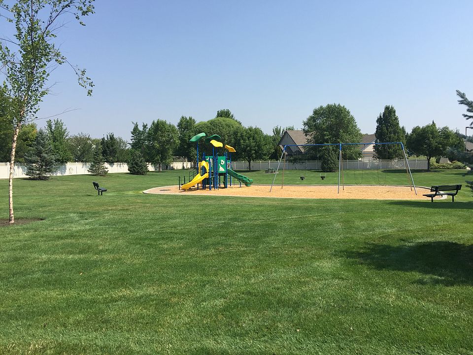 Common area and playground 