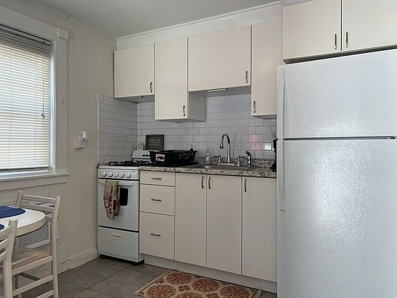 3rd image of 713 N Federal Hwy APT 2